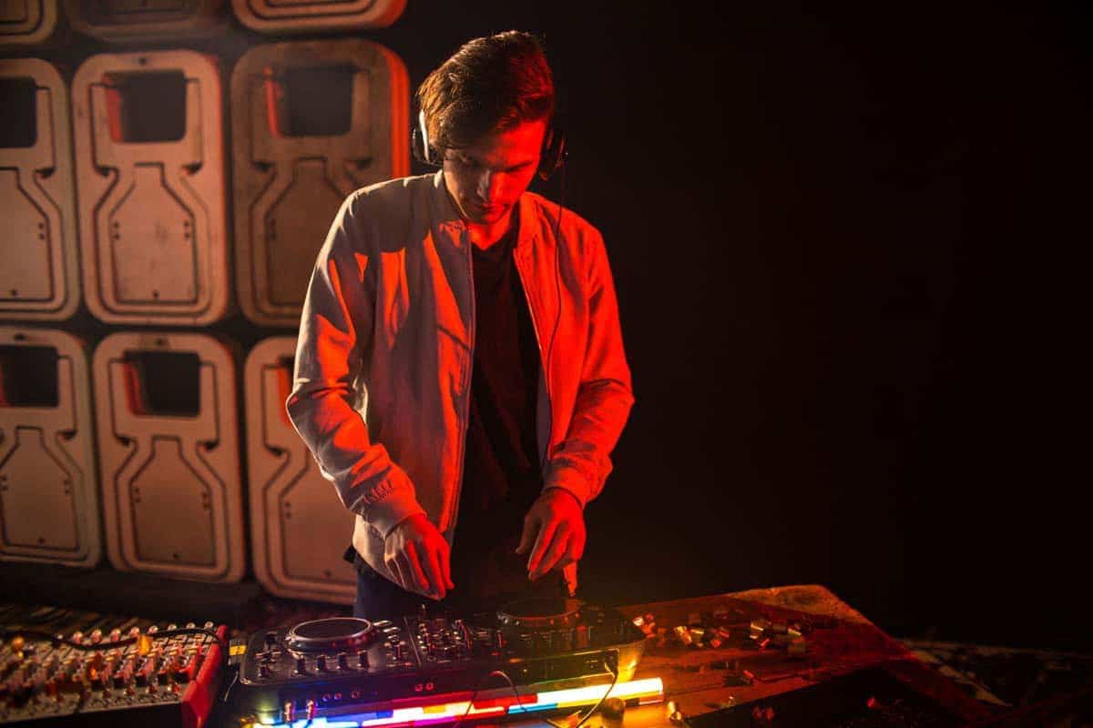 DJ am auflegen 1 - DJ