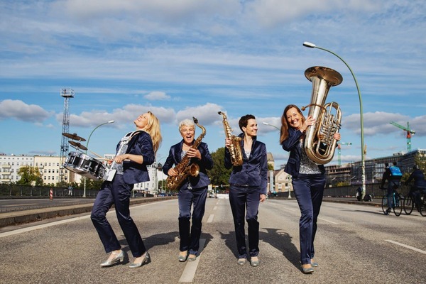 Musiker und Band mit vielseitigen Instrumenten