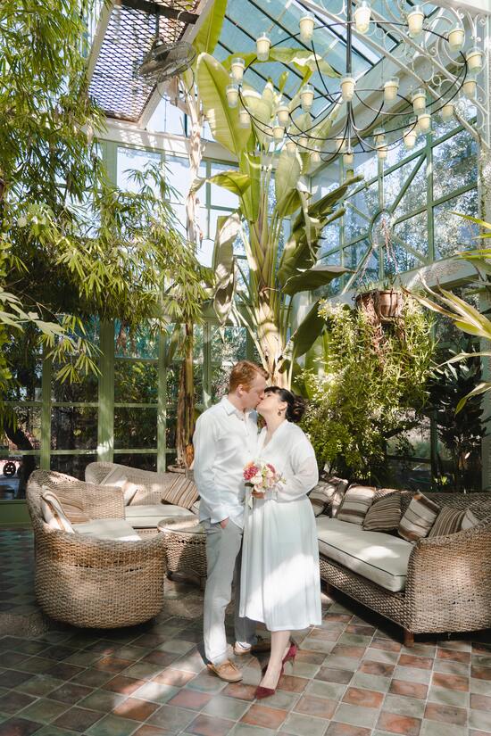 Gewächshaus Hochzeit oder im botanischen Garten heiraten - Brautpaar