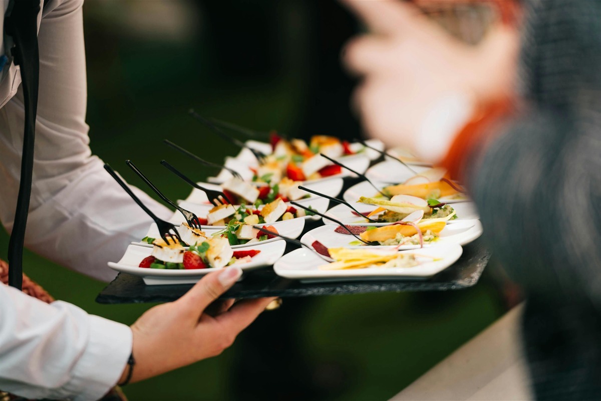 catering firmenevent ratgeberbild - Jetzt DJ werden | Tipps und Anlaufstellen in 4 deutschen Großstädten Beitragsbild zum Thema Catering für Firmenevents für Firmenfeier und Firmenevent.