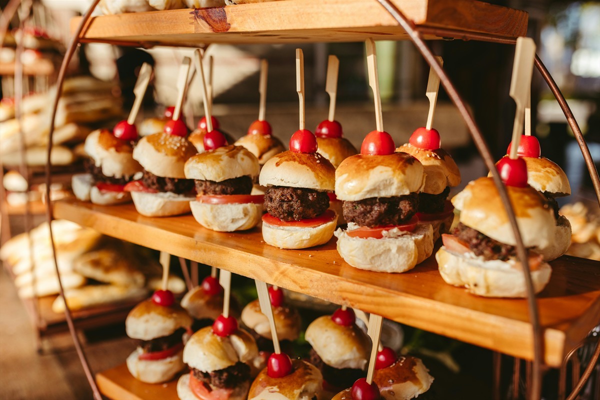 Beitragsbild zu Catering-Kosten pro Person für deinen Geburtstag: mit diesen Preisen kannst du rechnen