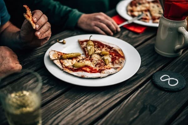 Frisch gebackene Pizza vom Catering-Service