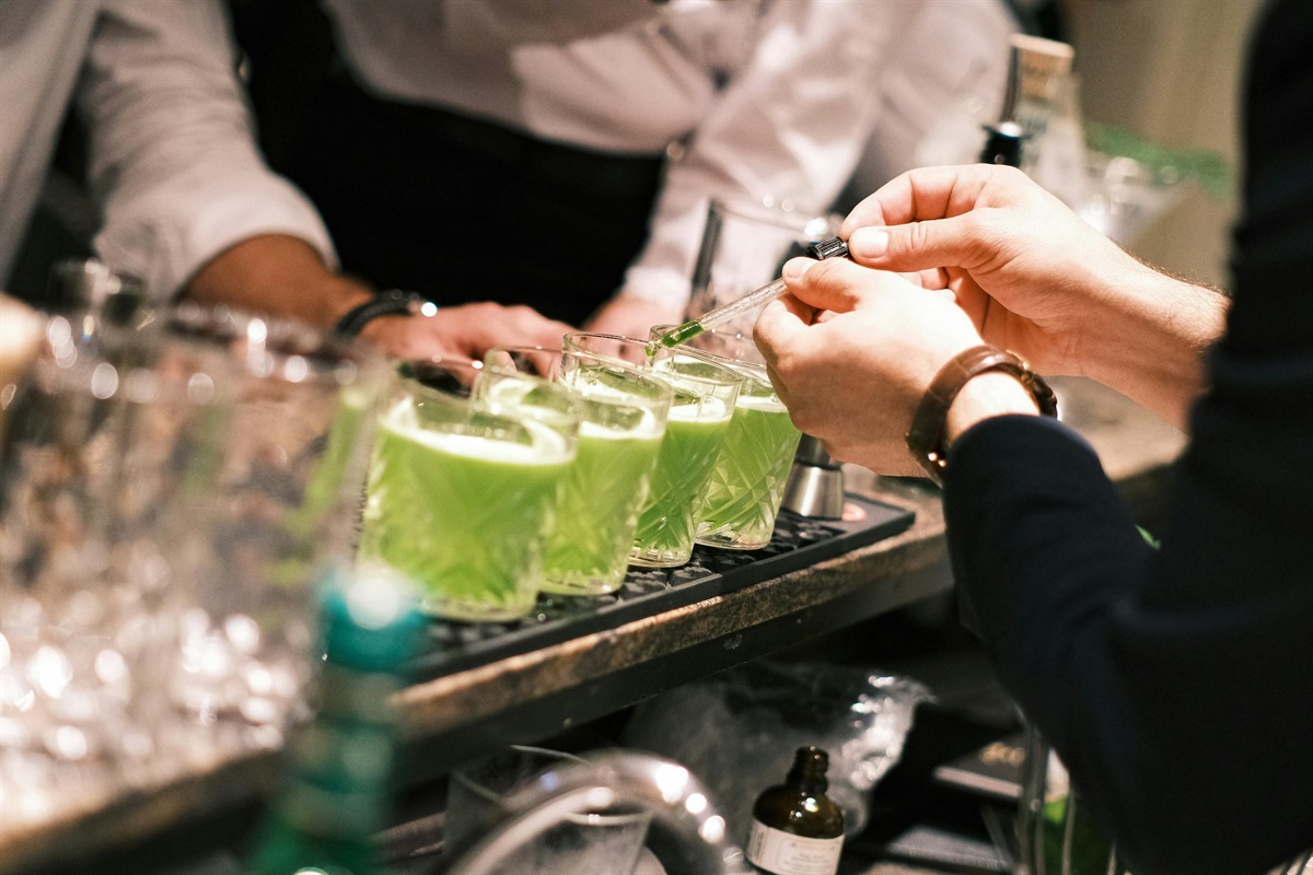 cocktail firmenevent ratgeberbild - Jetzt DJ werden | Tipps und Anlaufstellen in 4 deutschen Großstädten Beitragsbild zum Thema Cocktailbar für Firmenevent buchen für Firmenfeier und Firmenevent.
