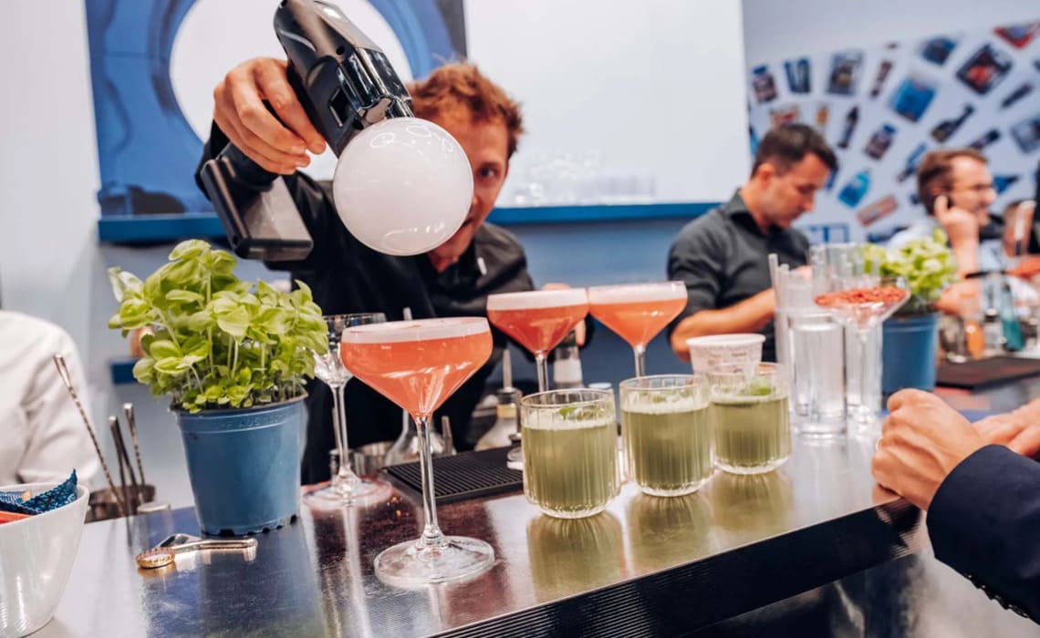 Barkeeper bereitet mehrere Cocktails an einer Bar zu als Beispiel für die Anzahl an Cocktails pro Gast auf einer Hochzeit