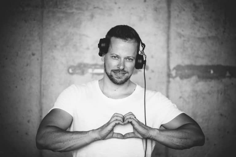 DJ Siggi Spielberg DJ VOllblut Musiker scaled 1 - DJ