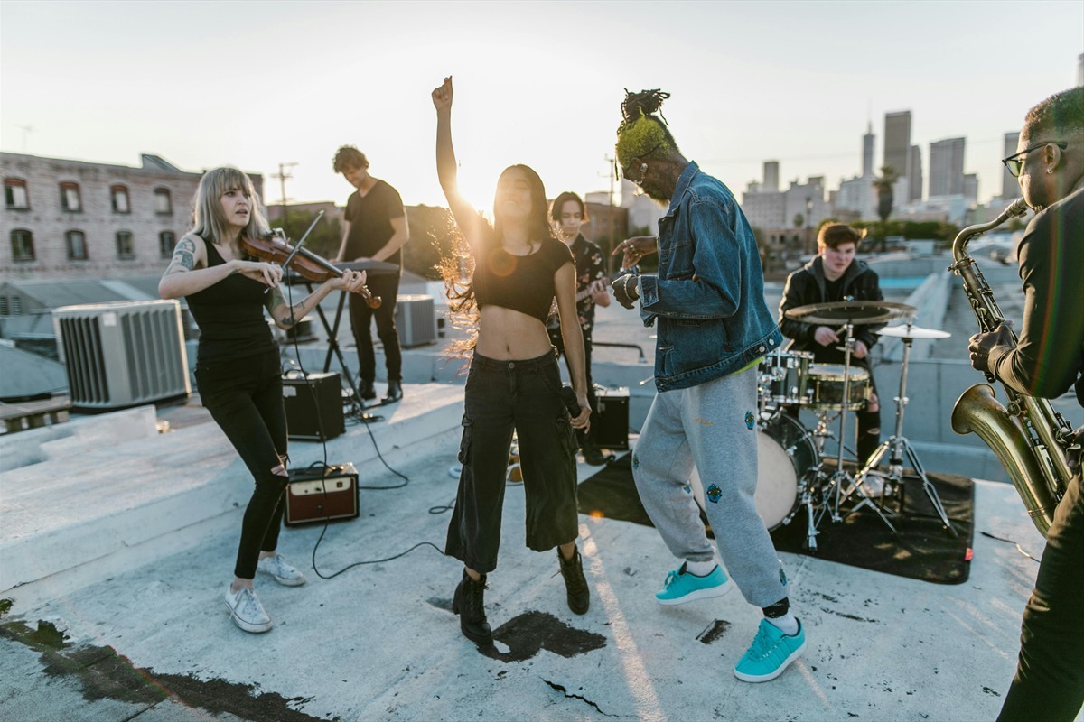 Beitragsbild zu DJ oder Live-Band für deinen Geburtstag: was besser zu deiner Feier passt