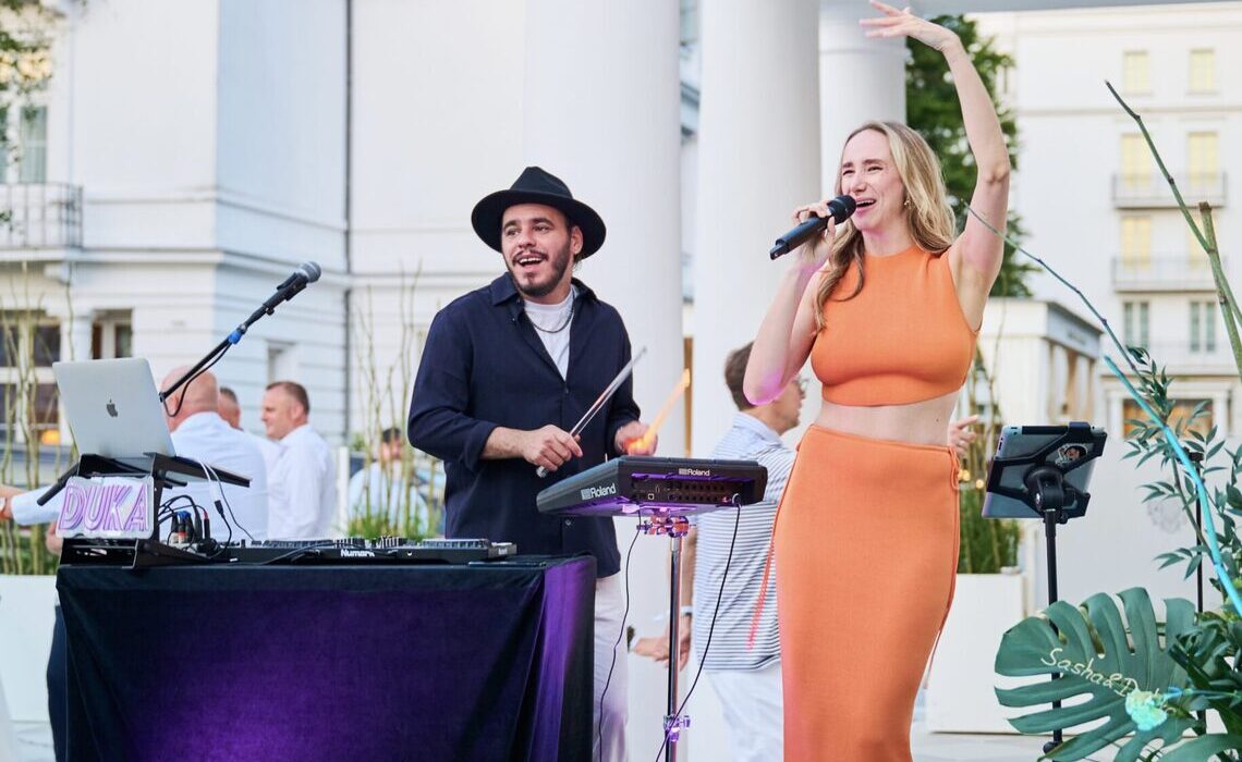 DJ und Sängerin sorgen gemeinsam für Stimmung auf einer Hochzeit als Vergleich zwischen DJ oder Sänger als Musiklösung