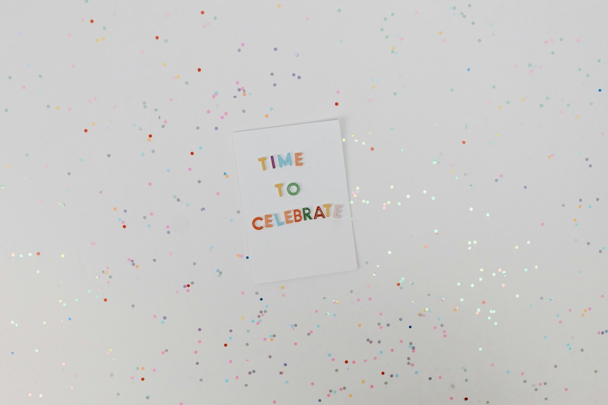 Beitragsbild zu Einladungskarten für deinen Geburtstag: Texte, Timing und Formulierungen