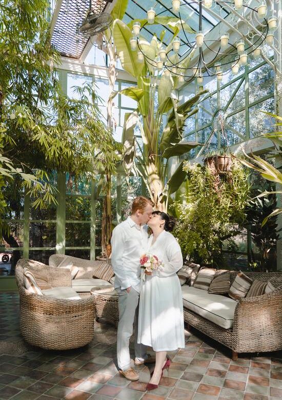 Gewächshaus Hochzeit oder im botanischen Garten heiraten - Brautpaar