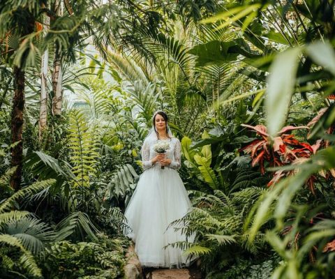 Green Wedding - Nachhaltig heiraten, Braut im botanischen Garten