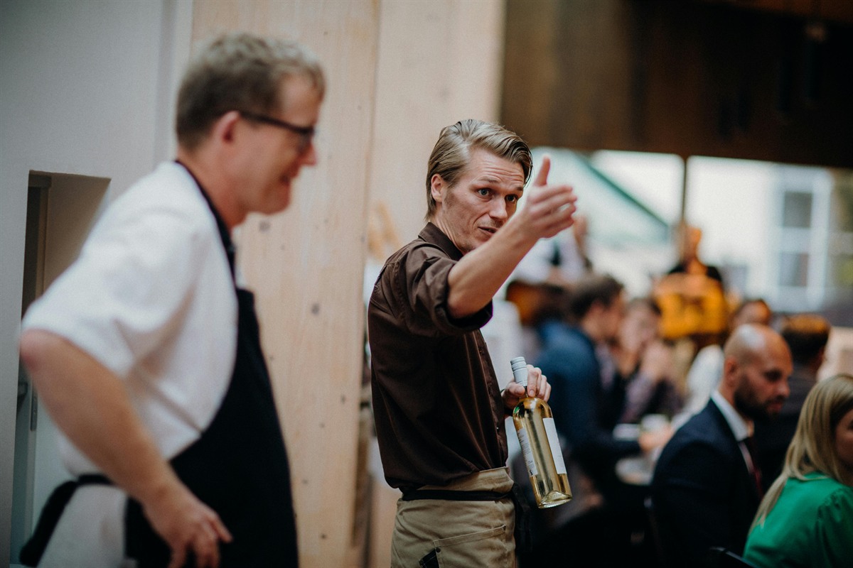 Beitragsbild zum Thema Eventpersonal für Firmenfeiern für Firmenfeier und Firmenevent.