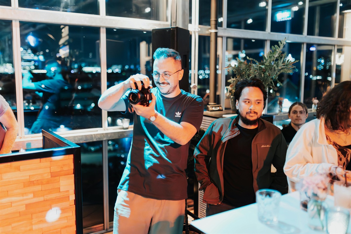 Beitragsbild zum Thema Fotograf für Firmenevent buchen für Firmenfeier und Firmenevent.