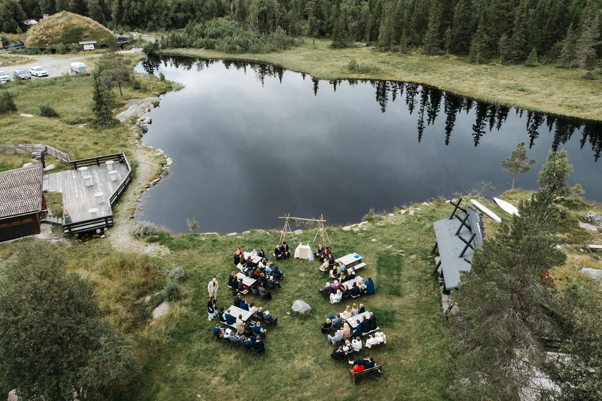 Freie Trauung unter freiem Himmel an einem See aus der Vogelperspektive