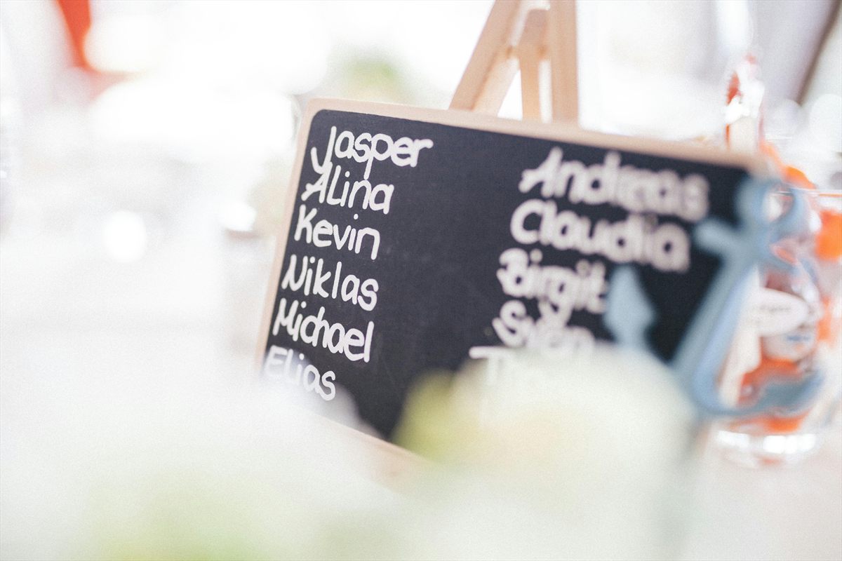 Tafel mit handgeschriebenen Namen als Übersicht für Hochzeitsgäste