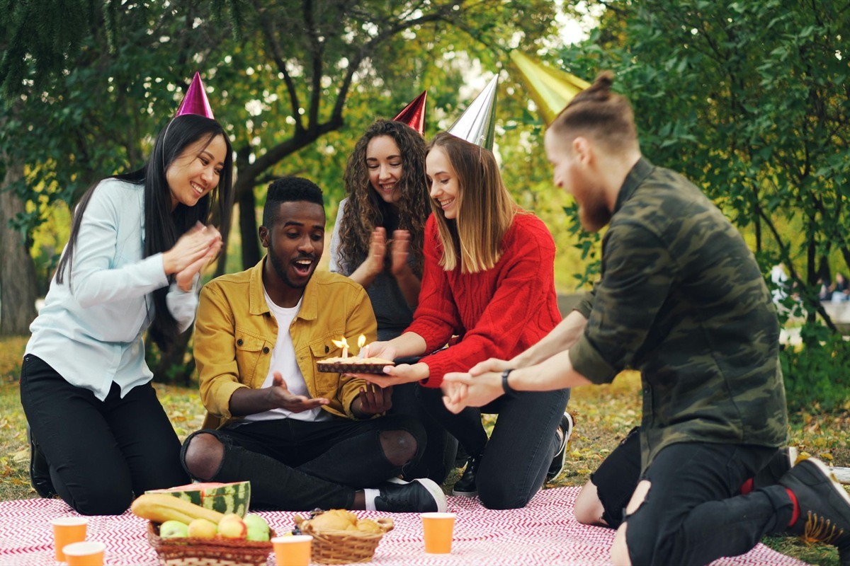 Beitragsbild zu Geburtstag im Grünen feiern: Garten, Gewächshaus oder Outdoor-Location