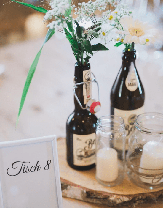 Green Wedding - Nachhaltige Tischdeko in Form von Bierflaschen