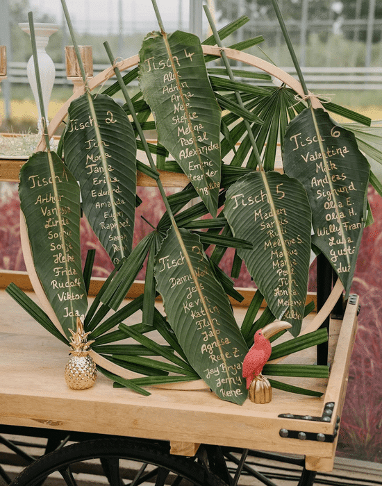 Green Wedding - Hochzeitspapeterie Tischbelegung auf großen Blättern