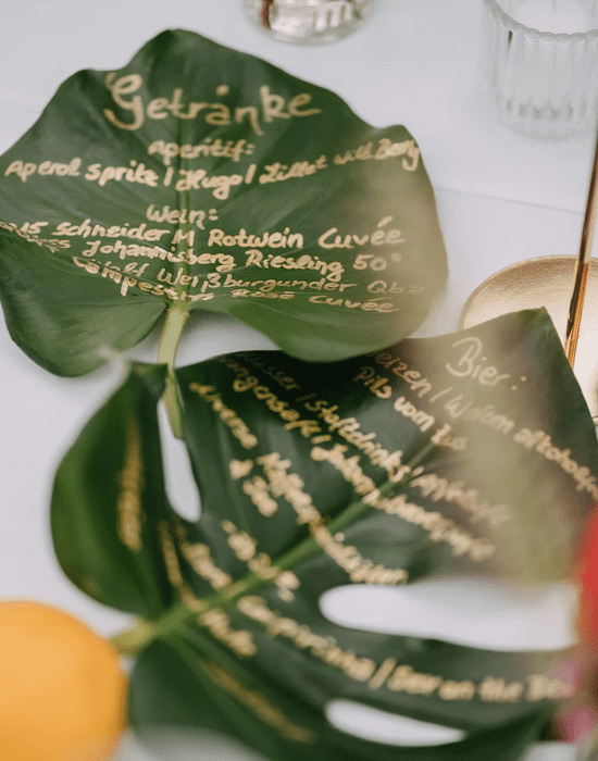 Green Wedding - Hochzeitspapeterie Menükarten auf großen Blättern