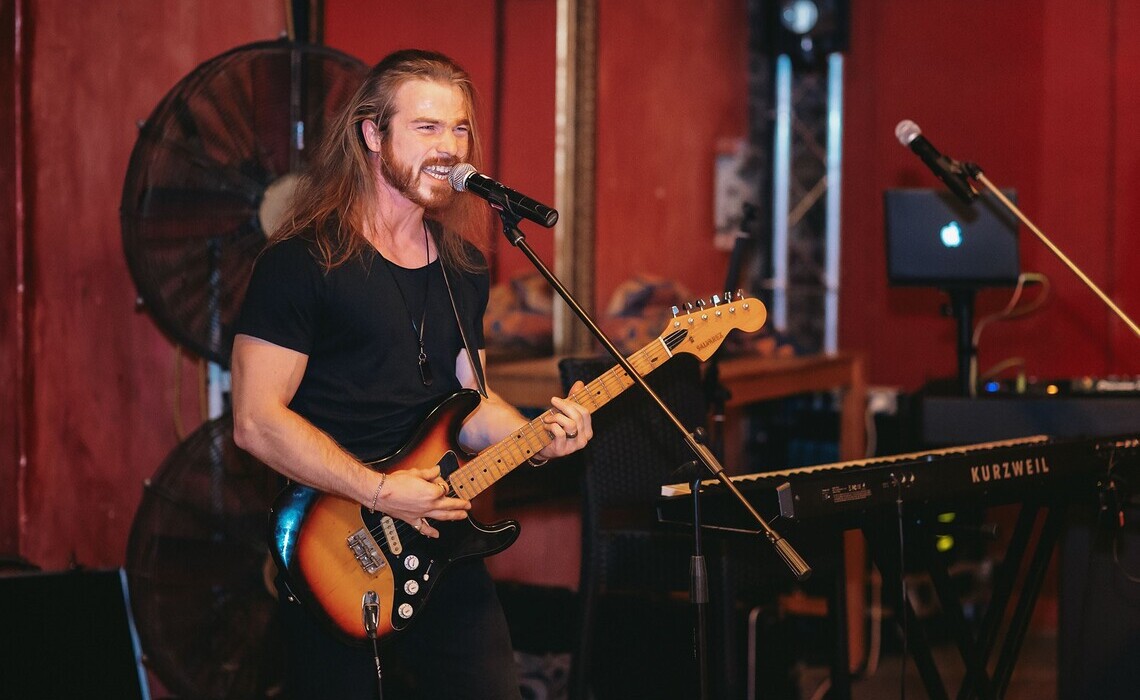 One Man Band spielt live Gitarre und singt auf einer Hochzeit als flexible Musiklösung von der Trauung bis zur Party