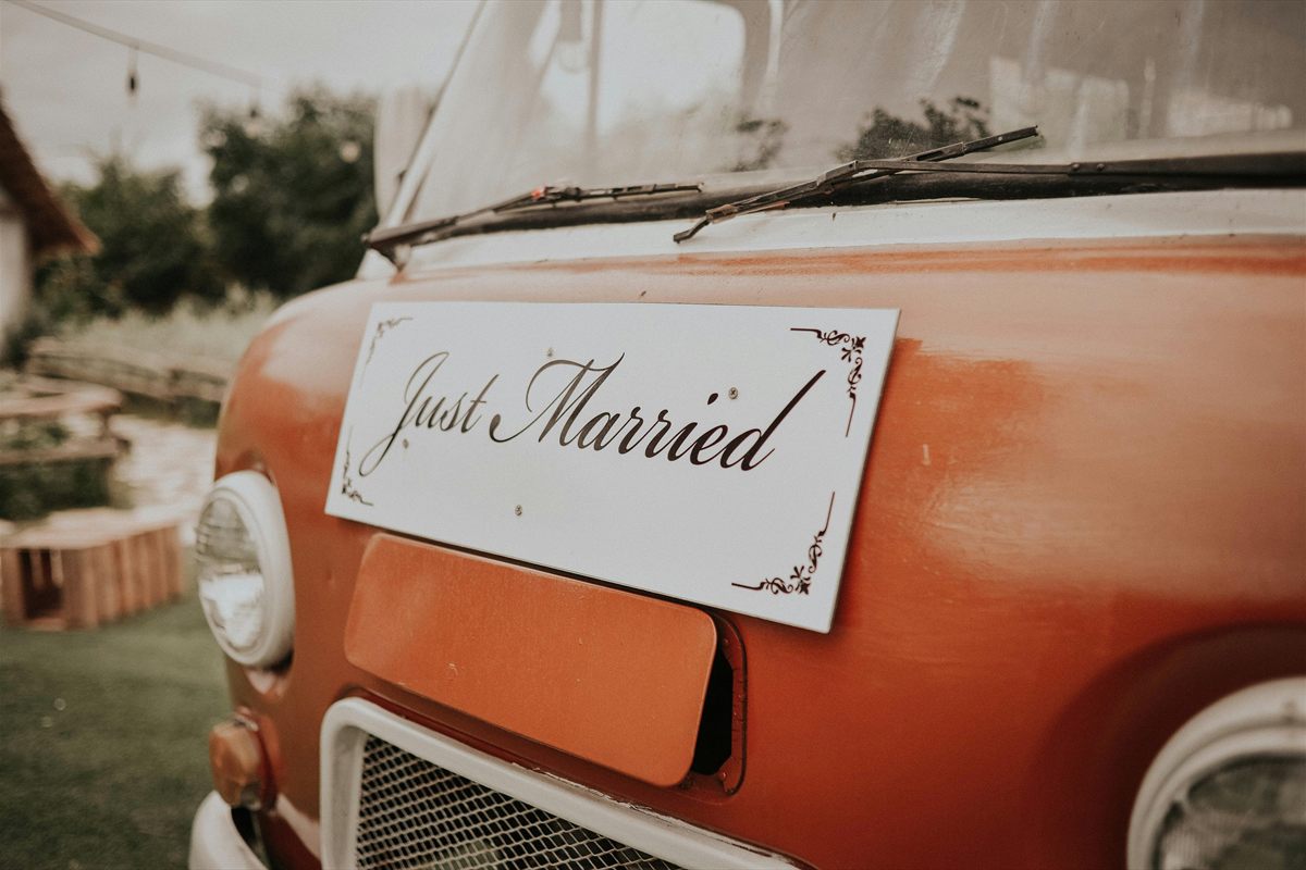 Oldtimer mit Just Married Schild als Hochzeitsauto