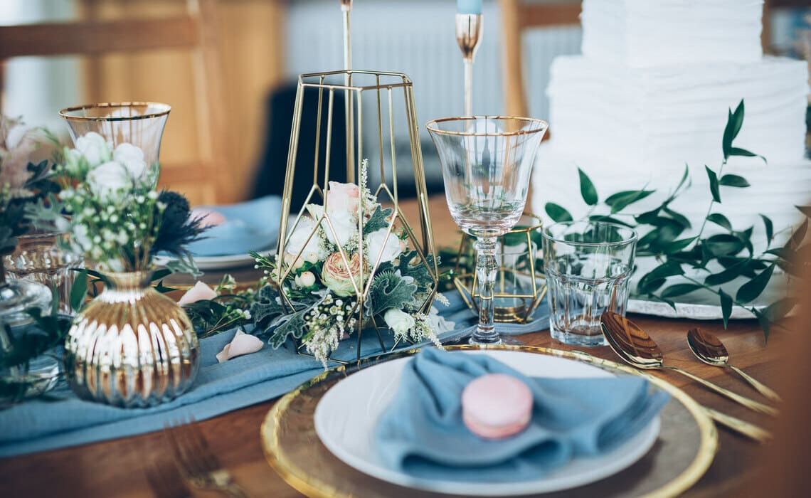 Stilvoll gedeckter Hochzeitstisch mit Blumen, Kerzenhaltern und harmonischer Tischdekoration