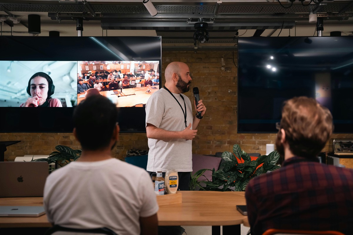 Beitragsbild zum Thema Hybrides Firmenevent planen für Firmenfeier und Firmenevent.