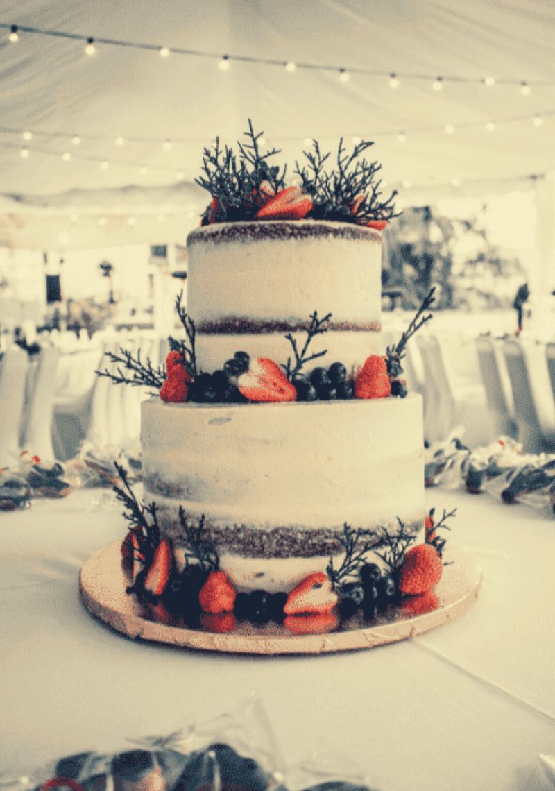 Sehr beliebt sind sogenannte “Naked Cakes”, die ohne Fondant auskommen.