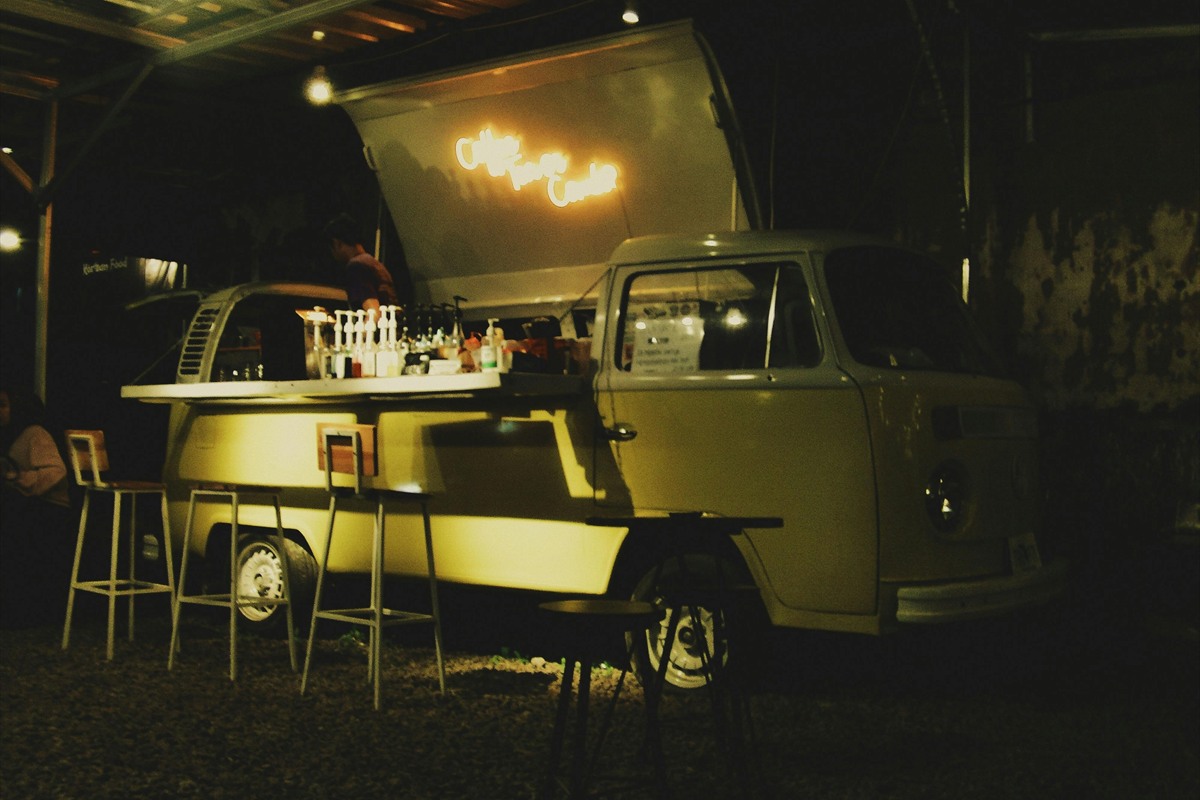 Beitragsbild zu Mobile Cocktailbar für deinen Geburtstag: wann sie sich wirklich lohnt