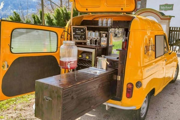 Mobile Cocktailbar mit Gin-Spezialitäten