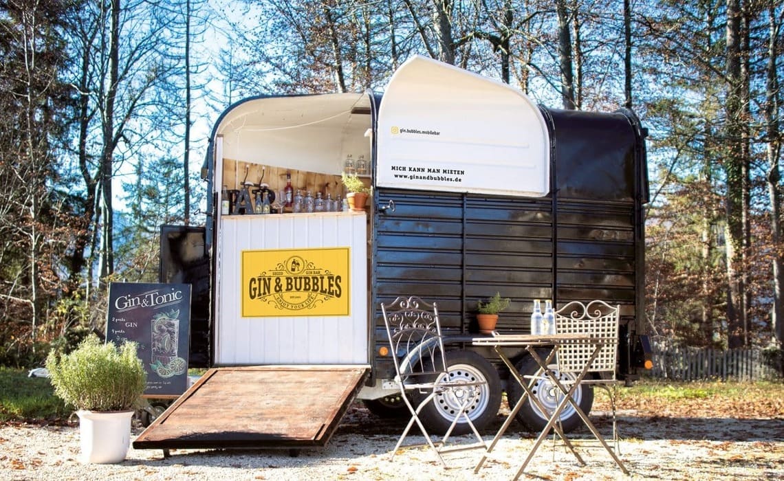 Mobile Cocktailbar für Hochzeiten im Vintage-Stil mit professioneller Bar und Gin-Auswahl im Außenbereich