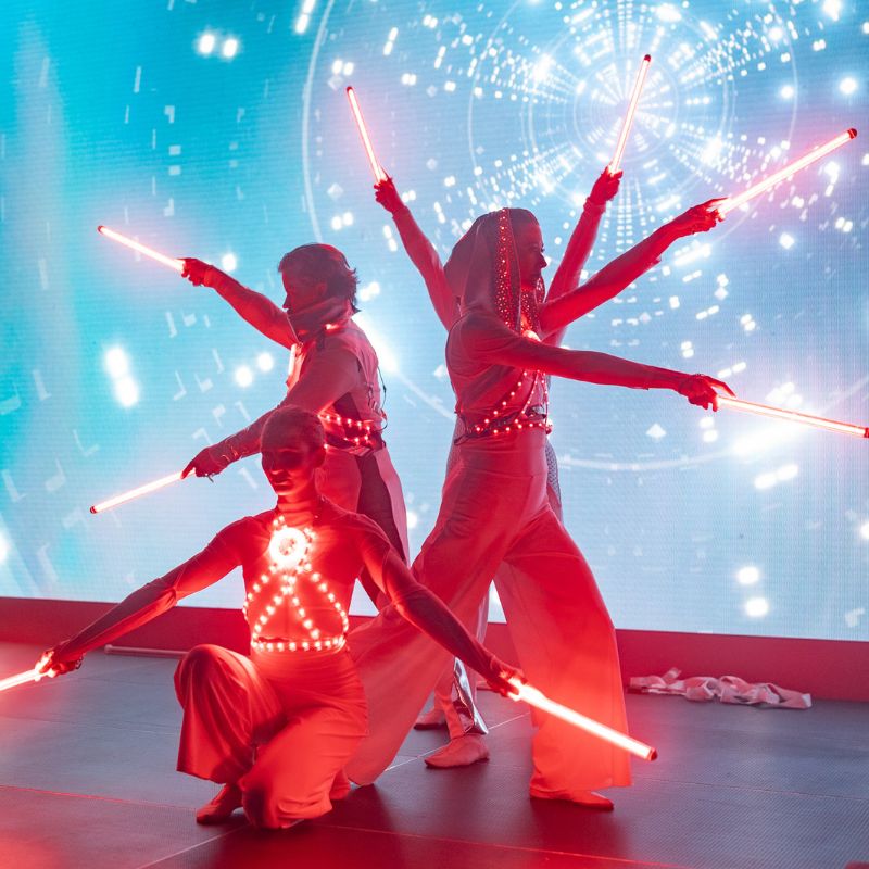 Moderne und dynamische LED-Show mit professionellen Tänzern