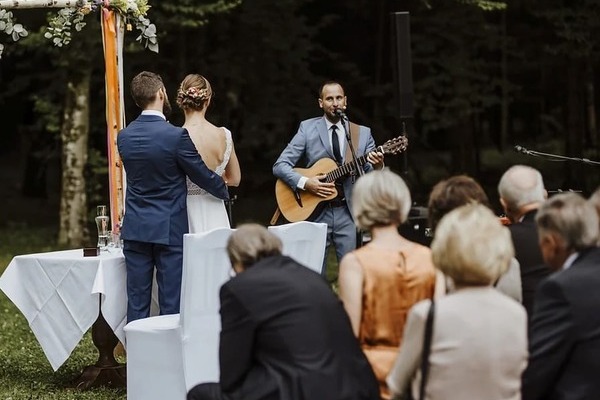 Musiker mit Gitarre und Gesang für Live-Auftritte