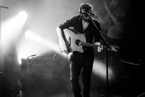 Musiker, Sänger und Gitarrist auf der Bühne