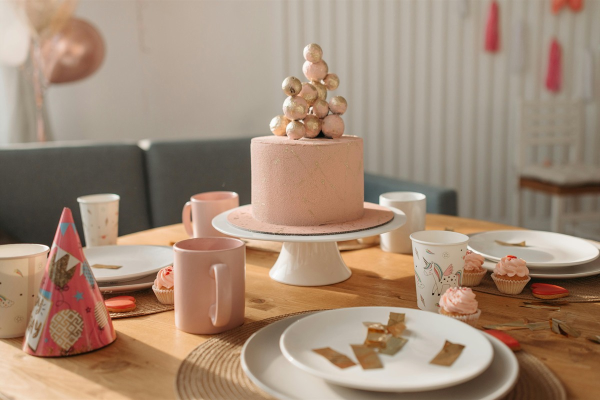 Beitragsbild zu Tischdeko für deinen Geburtstag: Ideen für kleine Feiern, Dinner und große Runden