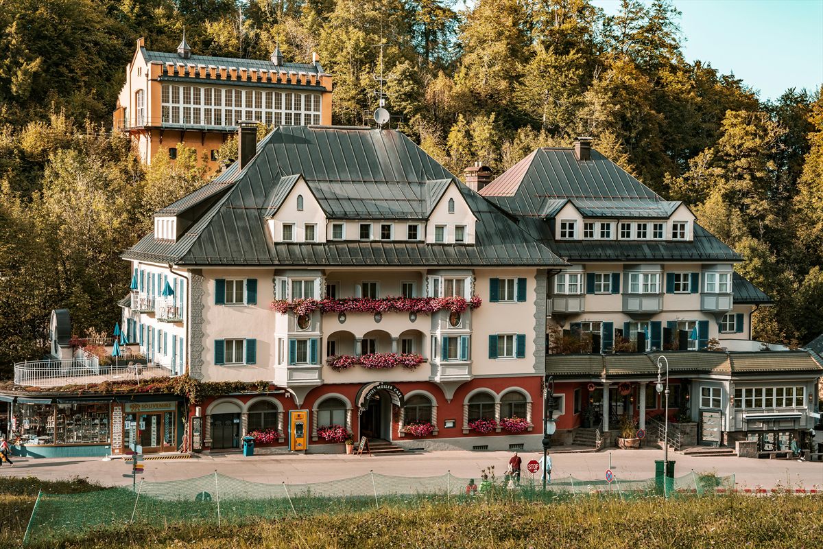 Großes Hotelgebäude in bergiger Landschaft als Unterkunft für Hochzeitsgäste