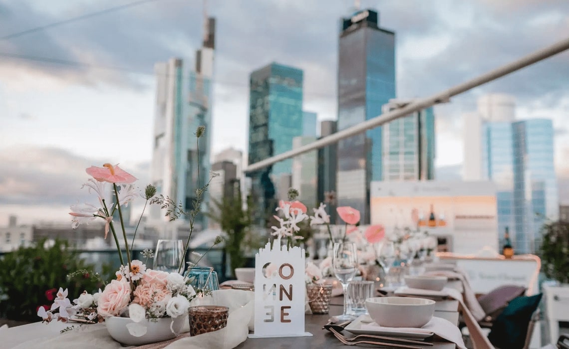 Urbane Hochzeit - Dekoration mit Skyline im Hintergrund