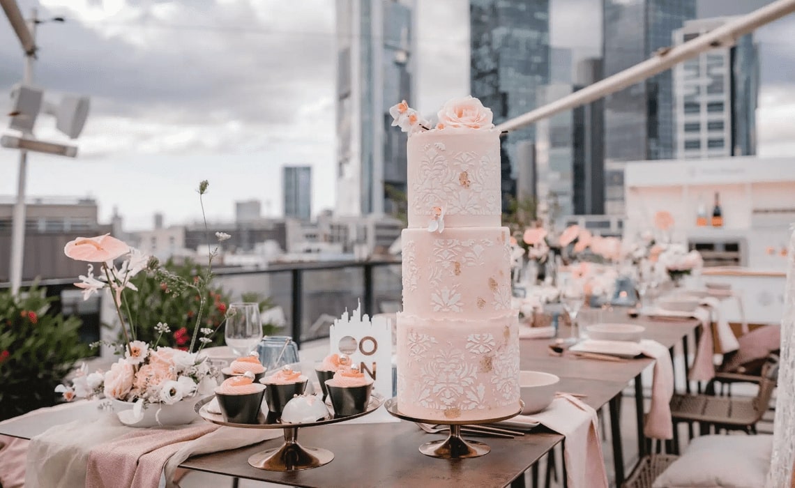 Urbane Hochzeit - Roof Top Wedding mit Hochzeitstorte
