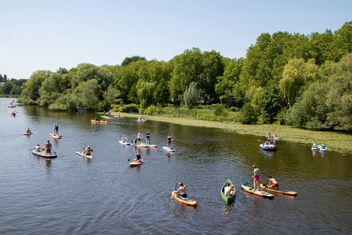 Beitragsbild zum Thema Teamevent auf dem Wasser für Firmenfeier und Firmenevent.