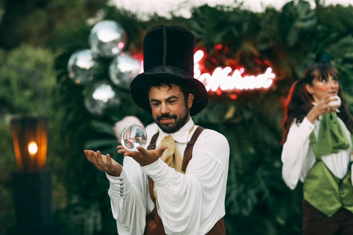 Beitragsbild zum Thema Zauberer für Firmenfeier buchen für Firmenfeier und Firmenevent.