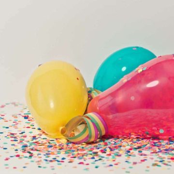 Partyzubehoer Ballons Konfetti - Geburtstagsfeier planen: 4 Tipps + Checkliste von Experten Partyzubehoer_Ballons_Konfetti